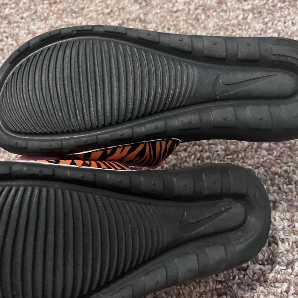 Like new Nike slides - Picture 3 of 3